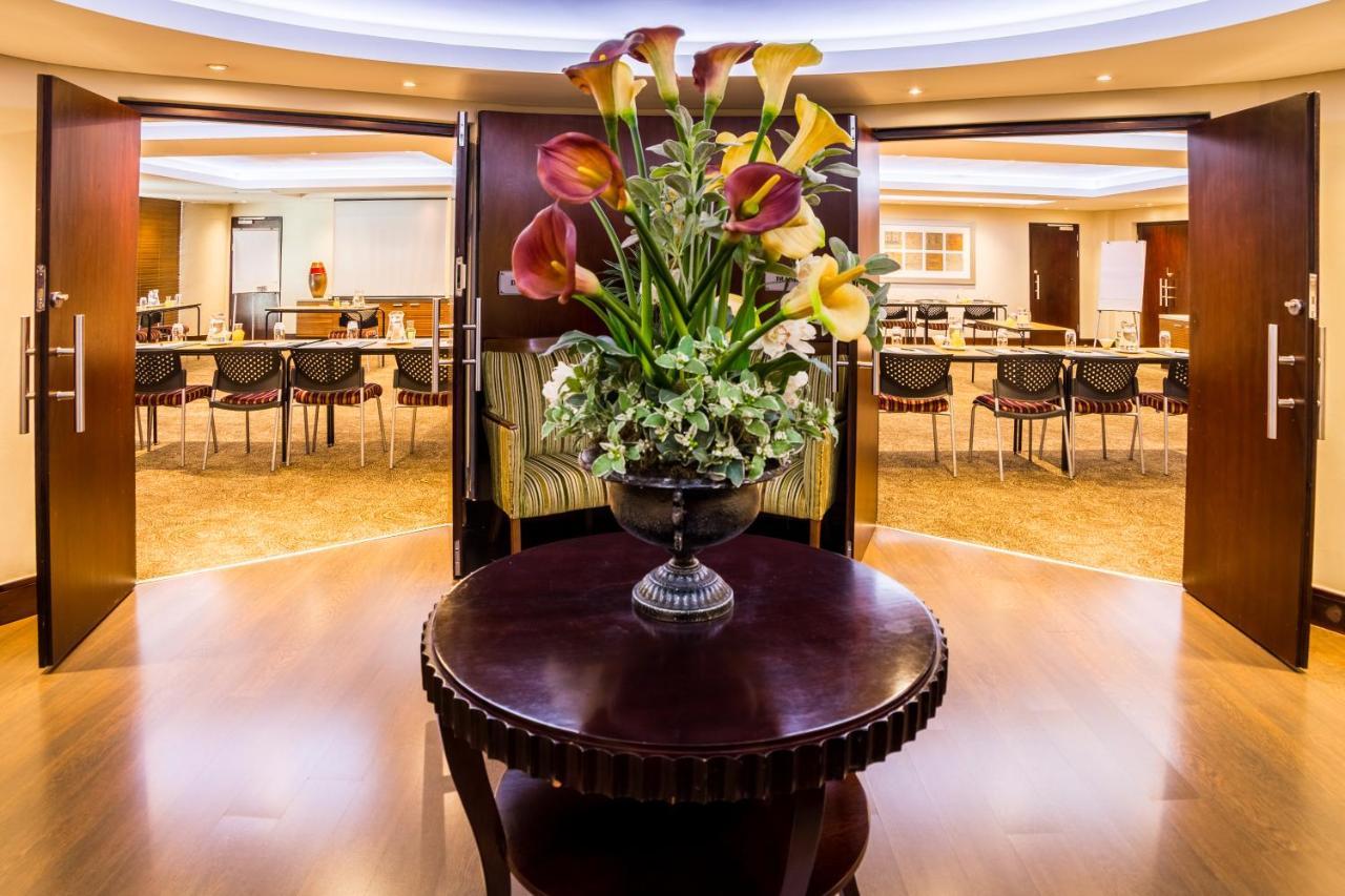City Lodge Hotel At Or Tambo International Airport Kempton Park Bagian luar foto