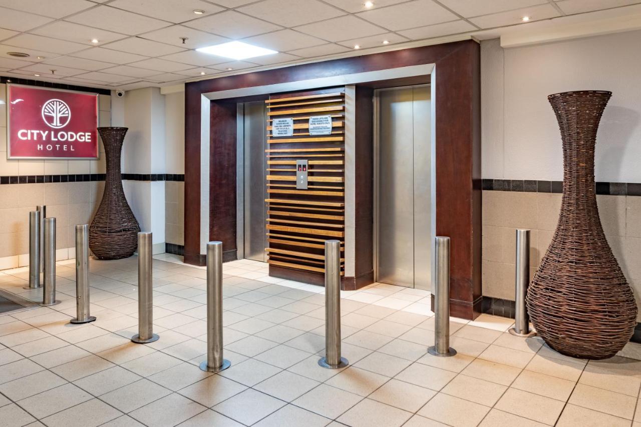 City Lodge Hotel At Or Tambo International Airport Kempton Park Bagian luar foto